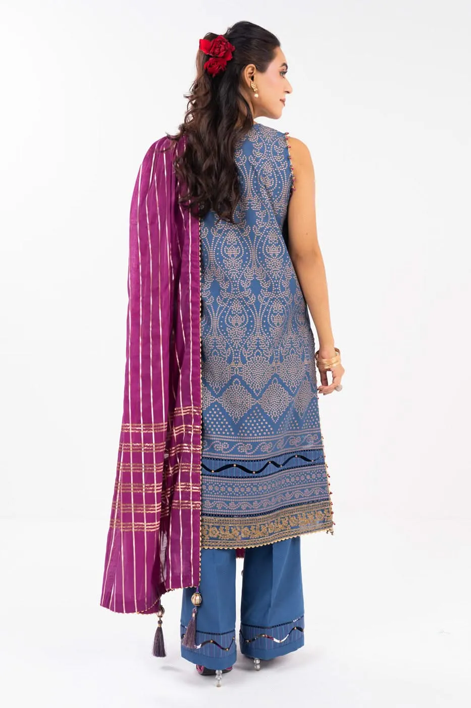 2 Pc Embroidered Thin cambric Suit With Fancy Zarri Dupatta