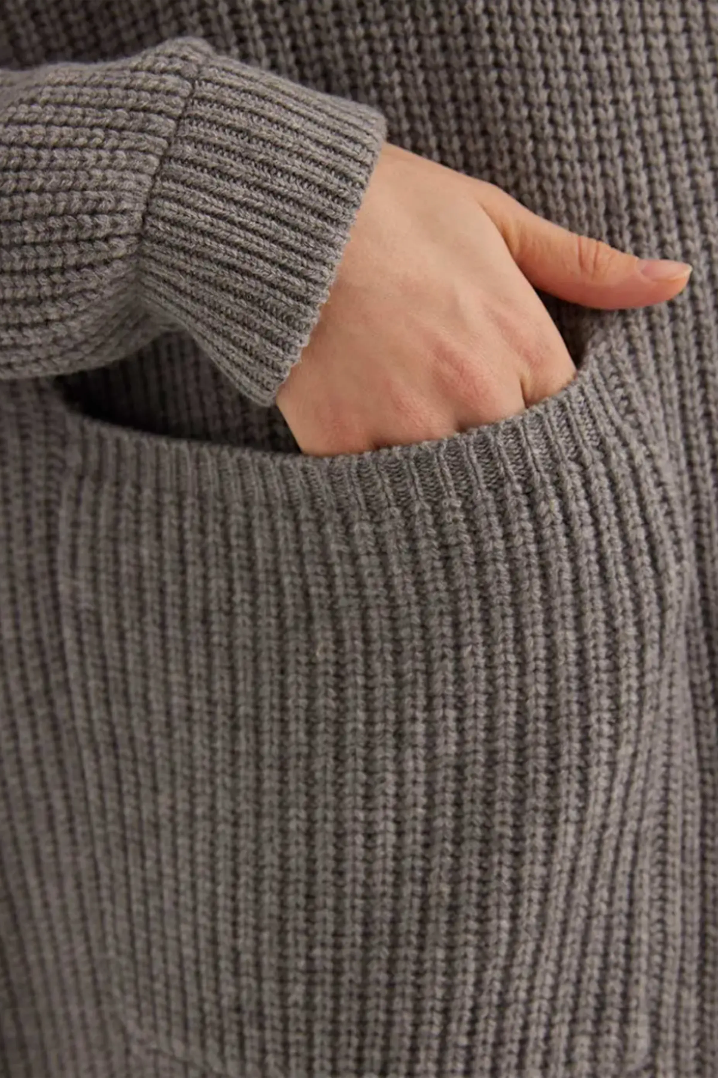 BOX-CUT AMPLE CARDIGAN