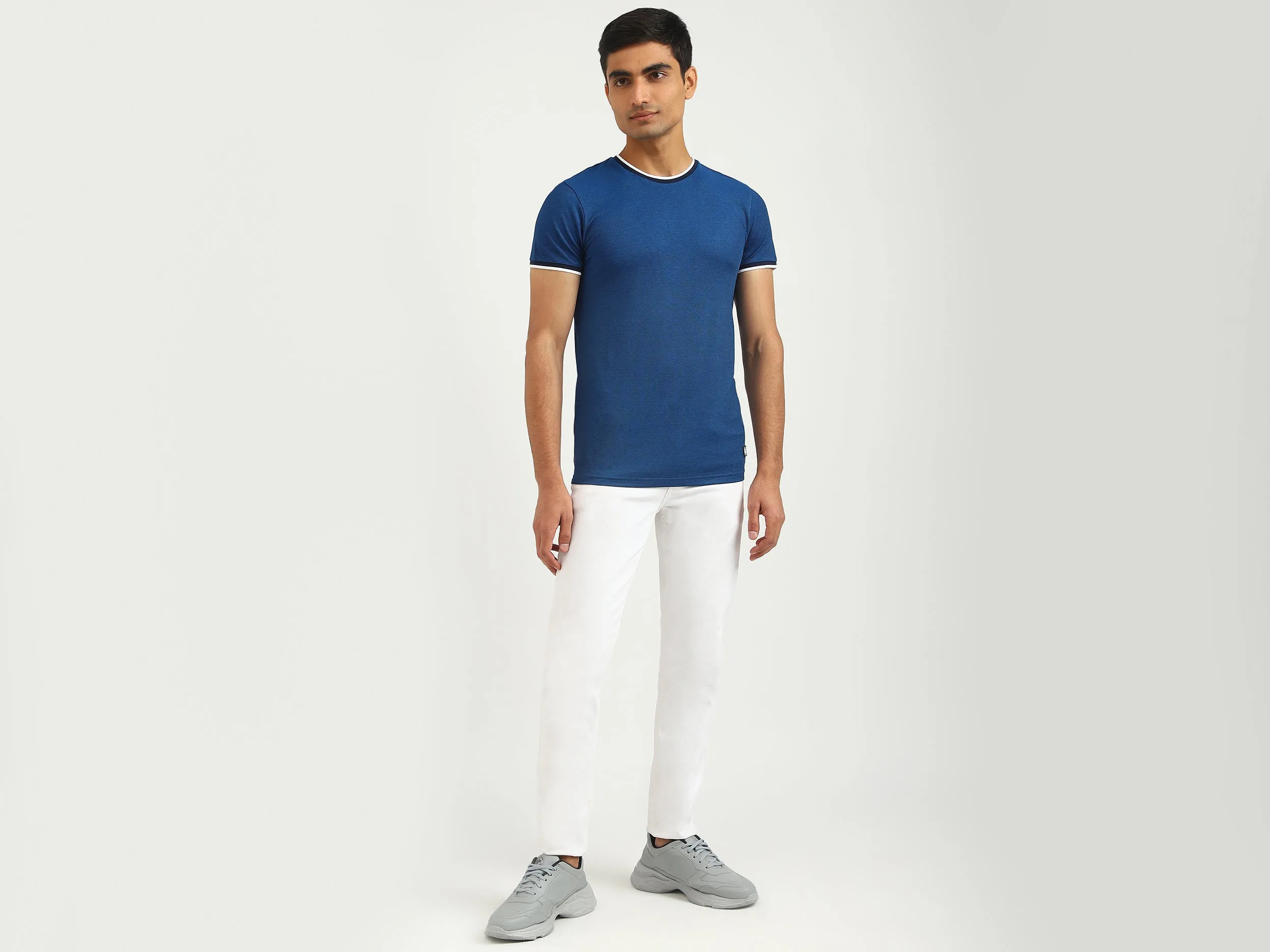Men Solid Round Neck T-shirt